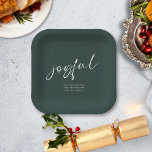 Joyful Script Name Merry Christmas Green Pappteller<br><div class="desc">Joyful Script Name Frohe Weihnachten Grün. Personalisieren Sie sich einfach mit Ihrem Gruß und Ihren Namen. Freude ist in einem modernen,  spielerisch-weißen Set-Skript,  das auf Wunsch in eine andere Farbe geändert werden kann,  wie auch der dunkelgrüne Hintergrund.</div>