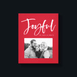 Joyful Script | Rot Leinwanddruck<br><div class="desc">Zeigen Sie Ihr Lieblings-Foto mit unserem Joyful-Script-Leinwand-Druck. Der Leinwand-Druck enthält das Wort "Joyful" in einem weißen, handgeschriebenen Skript mit einem rot gerahmten Foto. Personalisieren Sie den Ausdruck, indem Sie Ihren Namen oder benutzerdefinierten Text hinzufügen.</div>