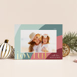 Joyful Shades | Modernes horizontales Foto Folien Feiertagskarte<br><div class="desc">Ein elegantes und elegantes Design mit einem Single, horizontal oder landschaftlich orientiert, in einem einzigartigen Gewölbe-Layout, gerahmt durch Bio Streifenformen in sanften Farbtönen von Salbei- und Beerenrot. "Freude" erscheint unter Ihrem Foto in untergeordneter Form, mit dem Jahr an der Spitze. Personalisieren Sie mit Ihrem Familiennamen unten rechts für die perfekte...</div>