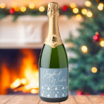 Joyful Wish Slate Blue Christmas Trees Custom Schaumweinetikett<br><div class="desc">Mit diesem hübschen,  modernen Weihnachtsgeschenk-Schaumwein-Label bringen Sie Ihren Freunden und der Familie in dieser Urlaubssaison fröhliche Wünsche ein. Einfache,  kursiv weiße Schrift über einen schönen,  schieferblauen Hintergrund. Ein elegantes,  modernes Urlaubsgeschenk mit einem schönen weißen Weihnachtsbaummuster auf der Rückseite.</div>