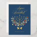 Joyous Hanukkah Festive Menorah Candle Foto Folien Feiertagskarte<br><div class="desc">Freuen Sie sich auf eine schöne, individuell gestaltbare Fotokarte. Senden Sie Ihre Hanukkah-Wünsche an Ihre Familie und Freunde. Unser Design zeigt unsere wunderschöne handgezeichnet Menorah-Kerze in Imitaten Rose Gold mit schönen festlichen Blumen und Blätter dekoriert. Tauben sind auch in dieses wunderschöne Hanukkah-inspirierte Design integriert. "Joyous Hanukkah" ist in einem schönen...</div>