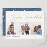 Joyous Sketch | Hanukkah Foto Collage Folien Feiertagskarte<br><div class="desc">Senden Sie Hanukkah Grüße an Freunde und Familie in schicken Stil mit unseren eleganten Fotokarten. Die Karte ist so konzipiert, dass sie drei Ihrer Lieblings-Fotos, die nebeneinander in einem Collage-Format angeordnet sind, aufnehmen kann. Sie zeigt "fröhliche Hanukkah" in Goldfolie, lässig handgezeichnete Schriftzeichen mit handgezeichneten Sternen an den Ecken. Personalisieren Sie...</div>