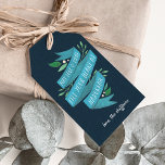 Joyous Tidings | Hanukkah Geschenkanhänger<br><div class="desc">Elegante Hanukkah Geschenketiketten zeigen "können Liebe und Licht Ihr Herz in Hanukkah füllen" in handgeschriebener Typografie auf einem blauen Aquarellband mit grünen Blätter und weißen Beeren. Personalisieren Sie mit Ihrem Namen oder Ihrer Nachricht in Weiß auf einem marineblauen Hintergrund,  Leere auf der Rückseite.</div>