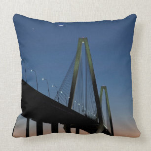 Jr.-Brücke Arthur-Ravenel an der Dämmerung Kissen