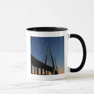Jr.-Brücke Arthur-Ravenel an der Dämmerung Tasse