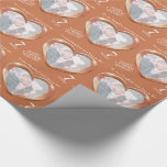 Jubiläum der Kupferhochzeit - Foto Geschenkpapier<br><div class="desc">Jubiläumspapier in kupferrot-orangefarbenen Tönen. Personalisieren Sie dieses Jubiläumsdokument mit Ihrem eigenen Foto und Verwandten oder Freunden Namen und Jubiläumsjahr. Aktuell liest To our Tochter und Schwiegersohn glücklichen Copper Anniversary 7 Jahre. Kupfer-Effekt in einer herzförmigen gedruckten Grafik 7th Wedding Jubiläumspapier ideal zum Verpacken eines besonderen Geschenks. Das siebte Jubiläum, das traditionell...</div>