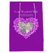 Jubiläum des individuellen Namens Foto lila Tasche Mittlere Geschenktüte (Rückseite)