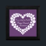 Jubiläum-Ehefrau Geschenkboxen<br><div class="desc">Hübsche diamantgrafische Wirkung hält die Geschenkboxen. Ideal,  um Ihre Ehefrau bei einem Diamantenjubiläum oder einem anderen besondere Anlass ein besonderes Geschenk zu schenken. Geschenkboxen lautet: "Zu meiner wunderbaren Ehefrau Isabella. Happy Diamond Jubiläum",  oder kann mit Ihren eigenen Worten angepasst werden. Exklusives Design von Sarah Trett.</div>