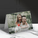 Jubiläum | Foto Liebe Husband Ehefrau Happy Karte<br><div class="desc">Schöne Fotografen Grußkarte mit einem einfachen, modernen, minimalistischen "Happy Anniversary" Zitat-Banner auf einem halbtransparenten Overlay Hintergrund. Diese vielseitige Karte kann mit Ihrem eigenen Foto, Namen und einem besonderen Datum personalisiert werden, um eine wirklich einzigartige und maßgeschneiderte Karte für Ihren Liebsten zu machen. Die Insider-Nachricht "Einen schönen Jahrestag wünschen!" kann auch...</div>