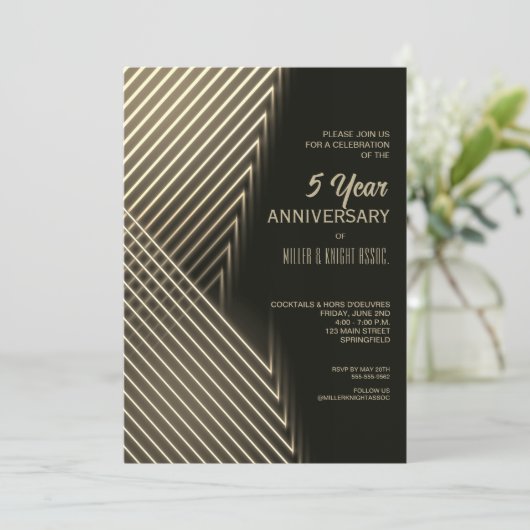 Jubiläum Gold Neon Lights Einladung (Stehend Vorderseite)