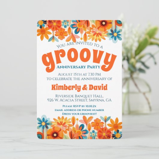 Jubiläum Groovy 60's Vibe Floral Retro Einladung (Stehend Vorderseite)