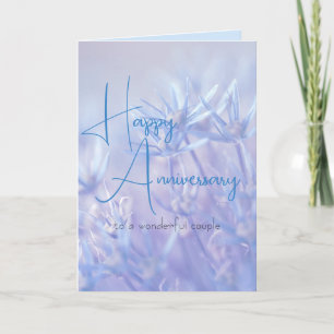 Jubiläum von Dusty Periwinkle floraler Hintergrund Karte