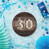 Jubiläumsschild an der Ziegelwand Pappteller (Party)