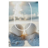Jubiläumsweiße Muscheln im weißen Sand Mittlere Geschenktüte (Vorderseite)