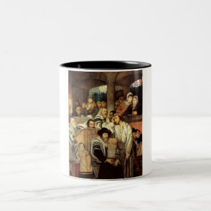 Juden, die in der Synagoge auf Jom Kippur beten Zweifarbige Tasse