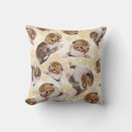 Judgemental Kitten Kissen