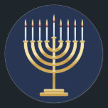 Jüdische Chanukah menorah Runder Aufkleber<br><div class="desc">Jüdischer Menorahkerzenhalter mit Kerzen auf blauem Hintergrund.</div>