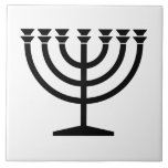 Jüdische Menorah (Symbol des Judentums) Fliese<br><div class="desc">Dieses Design zeigt eine Menorah, die von jüdischen Leuten benutzt wird, um den achttägigen Urlaub von Hanukkah zu feiern. Die Menorah ist ein neunverzweigtes Kronleuchter, das während Hanukkah angezündet wird. Acht der neun Zweige verfügen über Lampen (Kerzen oder Öllampen), die die acht Nächte des Urlaubs symbolisieren; an jeder Nacht wird...</div>