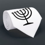 Jüdische Menorah (Symbol des Judentums) Krawatte<br><div class="desc">Dieses Design zeigt eine Menorah, die von jüdischen Leuten benutzt wird, um den achttägigen Urlaub von Hanukkah zu feiern. Die Menorah ist ein neunverzweigtes Kronleuchter, das während Hanukkah angezündet wird. Acht der neun Zweige verfügen über Lampen (Kerzen oder Öllampen), die die acht Nächte des Urlaubs symbolisieren; an jeder Nacht wird...</div>
