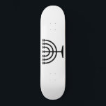 Jüdische Menorah (Symbol des Judentums) Skateboard<br><div class="desc">Dieses Design zeigt eine Menorah, die von jüdischen Leuten benutzt wird, um den achttägigen Urlaub von Hanukkah zu feiern. Die Menorah ist ein neunverzweigtes Kronleuchter, das während Hanukkah angezündet wird. Acht der neun Zweige verfügen über Lampen (Kerzen oder Öllampen), die die acht Nächte des Urlaubs symbolisieren; an jeder Nacht wird...</div>