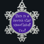Jüdische Stern-Schneeflocke Schneeflocken Zinn-Ornament<br><div class="desc">Wann immer ich eine sechs-spitze Schneeflocke sehe,  werde mir immer jemand unterhalten,  das ein jüdisches Symbol gemacht wird,  ohne es,  besonders wenn es eine Kombination von Blauem und von weißem oder von silbernem ist,  gerade so zu verwirklichen!</div>