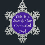 Jüdische Stern-Schneeflocke Schneeflocken Zinn-Ornament<br><div class="desc">Wann immer ich eine sechs-spitze Schneeflocke sehe,  werde mir immer jemand unterhalten,  das ein jüdisches Symbol gemacht wird,  ohne es,  besonders wenn es eine Kombination von Blauem und von weißem oder von silbernem ist,  gerade so zu verwirklichen!</div>