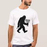 Jüdischer Bigfoot Hanukkah Chanukah Spaß Unglaubli T-Shirt<br><div class="desc">Jüdischer Bigfoot Hanukkah Chanukah Spaß Unglaublich witzig Menorah Dreidel</div>