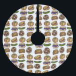 Jüdisches Deli Foods Pickle Knish Blintz Bagel Lox Polyester Weihnachtsbaumdecke<br><div class="desc">Ideal für die Dekoration von Ferien! Der Weihnachtsbaumrock präsentiert eine originelle Marker-Illustration klassischer jüdischer Deli-Speisen aus dem NYC, darunter Blinztes, Bagels, Pickles und ein frisches Sandwich. Dieses Design ist auch auf anderen Produkten erhältlich. Sehen Sie nicht, wonach Sie suchen? Brauchen Sie Hilfe bei der Anpassung? Kontaktieren Sie Rebecca, um etwas...</div>