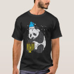 Jüdisches Panda Menorah Niedlich Hanukkah Chanukah T-Shirt<br><div class="desc">Nimm diesen jüdischen Panda Menorah T - Shirt als Geschenk 2020 Hanukkah für deinen jüdischen Freund oder Familienmitglied. Verbringen Sie 8 Nächte lang Ihr dreiel mit diesem hässlichen Chanukah jüdischen Weihnachten Pajama Hebräisch Outfit und haben Sie eine glückliche Hannukah!</div>
