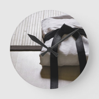 Judo Gi auf Tatami mat Runde Wanduhr