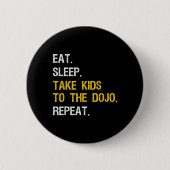 Judo Vater bringt Kinder zum Dojo Funny Karate Mam Button (Vorderseite)