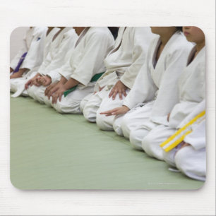 Judospieler des Kindes sitzt sich zu einer Linie Mousepad