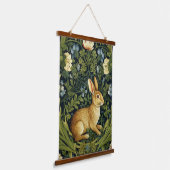 Jugendhase im Garten Wandteppich Mit Holzrahmen (Gewinkelt)