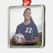 jugendlich Mädchenfußballspieler, der Fußball hält Ornament Aus Metall (Links)