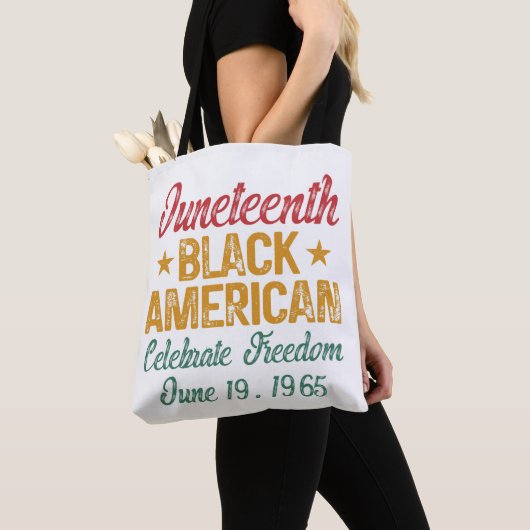 Jugendliche Coole schwarze Amerikaner feiern Freih Tasche (Von Nahem)