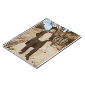 Jugendlicher aus den 1920er Jahren mit klassischem Notizblock (Linke Seite)