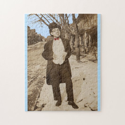 Jugendlicher aus den 1920er Jahren mit klassischem Puzzle (Vertikal)