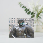 Jugendstatue mit Calvera-Gesichtsmaske - NYC H Pos Postkarte (Stehend Vorderseite)