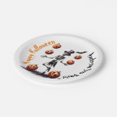 Juggling Skeleton Halloween Pappteller (Schrägansicht)