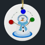 Juggling Snowman Keramikornament<br><div class="desc">Ein cooler Schneemann,  der rote,  blaue und grüne Bälle jongliert. Alles in seinen Ohrmuffs und Schal verpackt.</div>