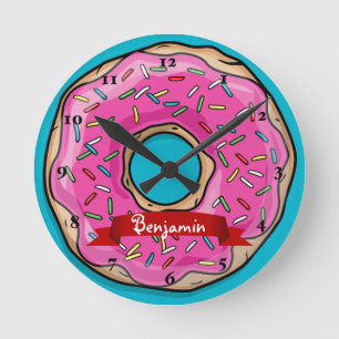 Juicy Delicious Pink Sprinkled Donut Runde Wanduhr