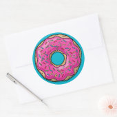 Juicy Delicious Pink Sprinkled Donut Runder Aufkleber (Umschlag)