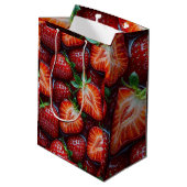 Juicy Fresh Red Strawberries Summer Fruit Pattern Mittlere Geschenktüte (Rückseite Schrägansicht)
