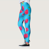 JUICY RED LYCHEE ÜBER BLAUE HINTERGRUND LEGGINGS (Links)