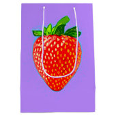 Juicy Strawberry im Pop Art Style Mittlere Geschenktüte (Rückseite)