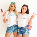 Juli Firecracker Minimalistisches blaues Script T-Shirt<br><div class="desc">Wenn Sie dieses Design Liebe,  kommen Sie Karo aus unserer All American Collection! Jeden Tag fügen wir neue Designs hinzu!</div>