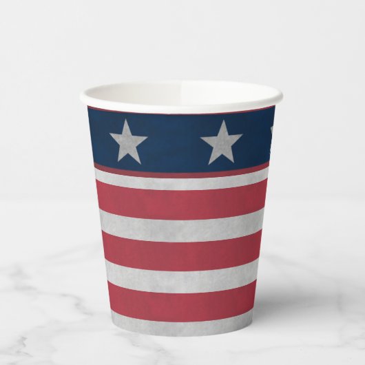 Juli Pappbecher (Links)