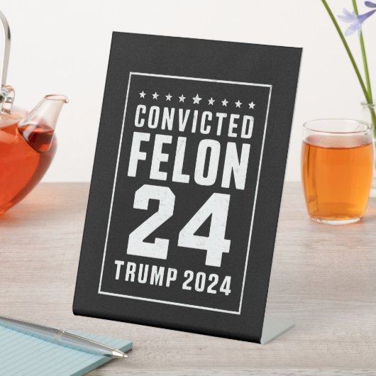 Juli Trump 2024 verurteilt Felon Sockelschild (In Situ)