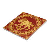 Julians Löwe auf der Tile der roten Keramik Fliese (Seite)