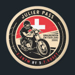 Julier Pass | Schweiz | Motorrad Magnet<br><div class="desc">Julier Pass in einem Vintagen,  bedrückten Stilemblem gemacht. Es ist ein berühmter Hochgebirgspass,  der in der Schweiz gefunden wurde.</div>